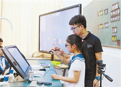 VR技術(shù)進(jìn)課堂 學(xué)生帶著3D眼鏡來上課